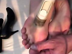 les pieds et le corps de karina sont aspirés