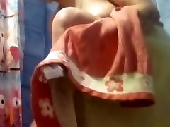 Mi esposa quiere que follemos cada vez que nos duchamos. Le pone much&iacutesimo follarme en la ducha. Pero yo no puedo follar tanto. Así que ahora me ducho una vez a la semana. Ella dice que soy un cerdo. Es una indirecta para follar. Lo s&ampea