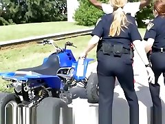 dick crazed bisexuell milf policewomen nehmen advantage von arrested bbc