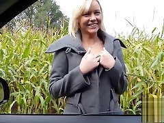 la coed ever troia tedesca bibi prende in giro la sua fica e ha una sessione di scopata vicino a un campo