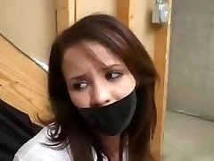 женщина в юбке и каблуках приклеена к стулу