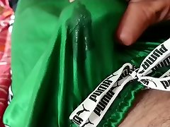 wichsen in meinem neuen grünen puma shiny shorts
