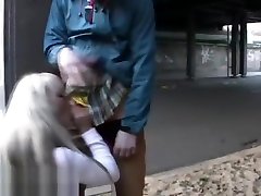 ma petite blonde toute chaude qui ramasse un mec au hasard!