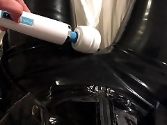 高跟鞋尿尿在乳胶和尼龙