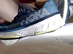 cbt and sneakers dressage de couilles aux skets