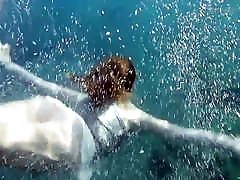 плавание изящно голый под водой