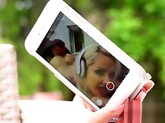 une grosse blonde huilée sest fait baiser anal