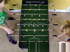 стрип настольный футбол никогда не выглядел так чертовски жарко