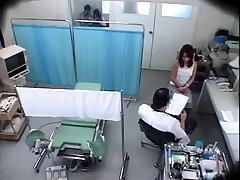 asiatisch cutie hat ihr arzt examining ihr schön brüste und h
