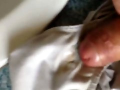 son pise inside the mom dans la culotte de la VRP