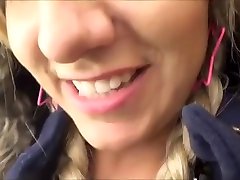 Sperme sur son big porn servant dans un magasin