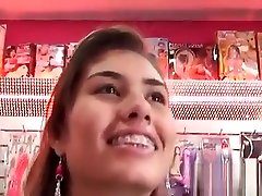 Highly dirty-minded hotty starts cock-sucking scene