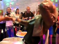 ragazze del partito che ingozzano il cazzo