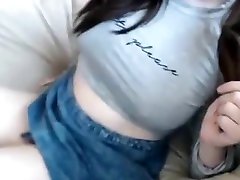 NENA JUEGA CON SU CLITRIS Y MUESTRA SUS RICAS TETAS