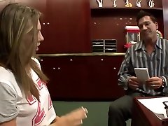 एक रसदार लूट के साथ sex babydoll का बना बेब मुश्किल सवारी