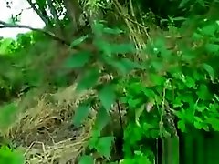 una bella pollastrella sta deliziando un bel pisello dentro unauto