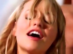 金发碧眼的模型性感的女孩热口头前戏