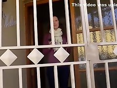 la casalinga solitaria prende il figlio di un amico che si masturba e lo seduce pov