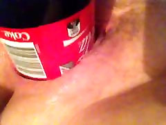 Unter einer Cola-Flasche