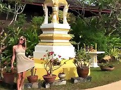 Blonde flashes bald coochie to make her man bang her hard