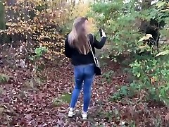 étudiante suce un inconnu dans les bois