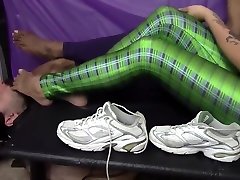 किशोर सुनहरे बदबूदार feets roughly teasing cock और जूते