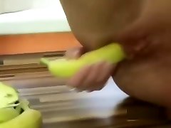 Deutsche Teen Sau macht es sich mit einer Banane bis zum live xxx move com