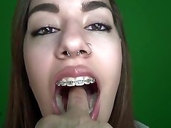 lapparecchio di babydoll morde la mano che la scopa