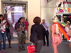 丰满可爱的身体画在公共