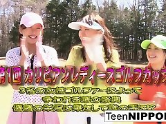 süß asiatisch teenager-mädchen spielen ein spiel von streifen golf