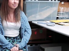 bigtits teen spielt mit ihrer nassen klitoris, als sie von den lp-offizieren pochenden schwanz gelobt wird!