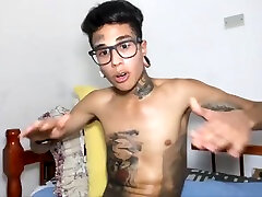 un bel tipo magro tatuato che si masturba il suo enorme cazzo non tagliato