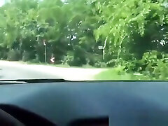 un couple qui fait du stop baise sur le siège arrière de la voiture pendant que le conducteur filme