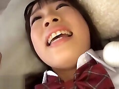 una colegiala japonesa de 18 años folla a dos amigas