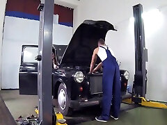Horny Babe Fucks balkmal sister Mechanic