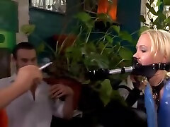 hot ass busty blonde group scopano in pubblico