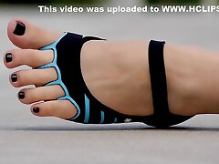 piedi 041-accentuando le sue lunghe dita