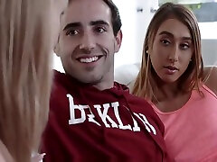 maman sexy qui apprend à son fils à baiser sa copine