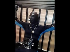 junge sklavin ist in den käfig mit etwas elektro, teil 2 gebunden