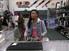 Ebony pawns her pussy for the golf clubs