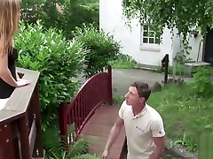 Teeny ripped amateur dick suck fickt den Vermieter wegen Schulden im Garten