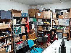 le guardie di sicurezza si scopano un simpatico ladruncolo nel loro ufficio