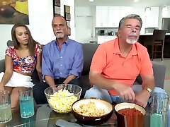 لیزا رو سکس با یک مرد مسن تر