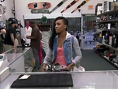 Sexy amateur ebony chick pawns her pussy for a golf clubs