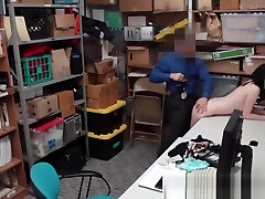 un ladro adolescente fugge dalla prigione scopando con un detective