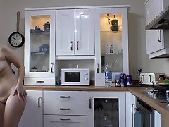 heiße blondine mit großen titten und sexy threesome neisha machen kaffee nackt