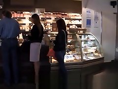 hot teen déplace son corps chaud avant de baiser
