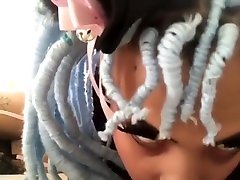 小猫作呕上一个9英寸的黑色假阳具