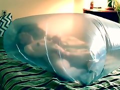 拖车：gooninâ€™在巨大的袋子nip吸med。buttplug