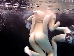две девушки купаются и раздеваются сексуально